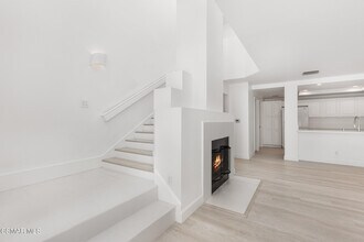 4220 Lost Hills Rd in Calabasas, CA - Foto de edificio - Building Photo