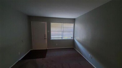 8840 Milverton Dr in Dallas, TX - Building Photo - Building Photo