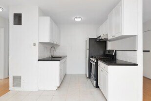 623 Westbourne Dr in West Hollywood, CA - Building Photo