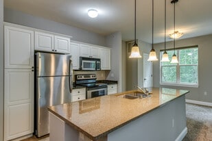 Delafield Lakes Apartments in Delafield, WI - Building Photo