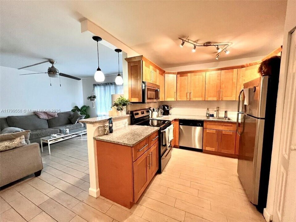 1100 SE 4th Ave in Deerfield Beach, FL - Building Photo