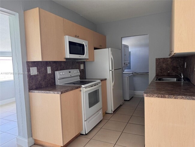 1131 NE 211th Terrace in Miami, FL - Building Photo - Building Photo