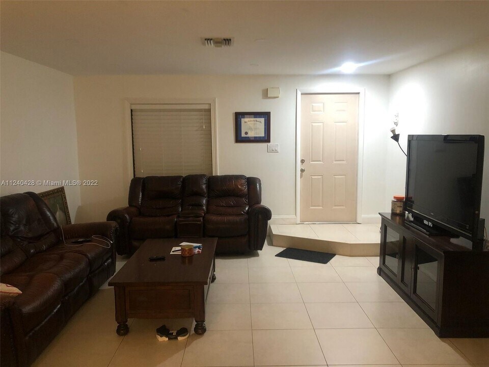 5188 S University Dr in Davie, FL - Building Photo