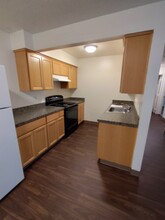 Oak Manor Apartments in Salem, OR - Building Photo - Building Photo