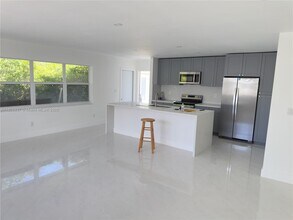 2191 NE 167th St in North Miami Beach, FL - Building Photo - Building Photo