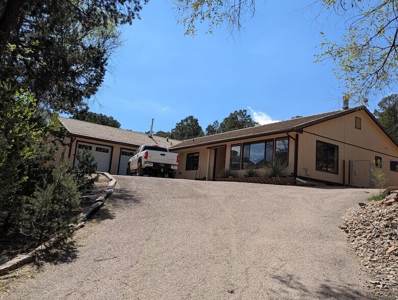 4 Cavaletti Ct in Tijeras, NM - Building Photo