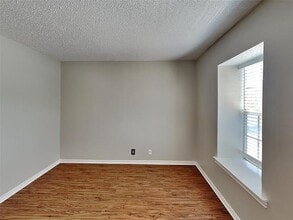 931 Roaring Springs Rd in Fort Worth, TX - Building Photo - Building Photo