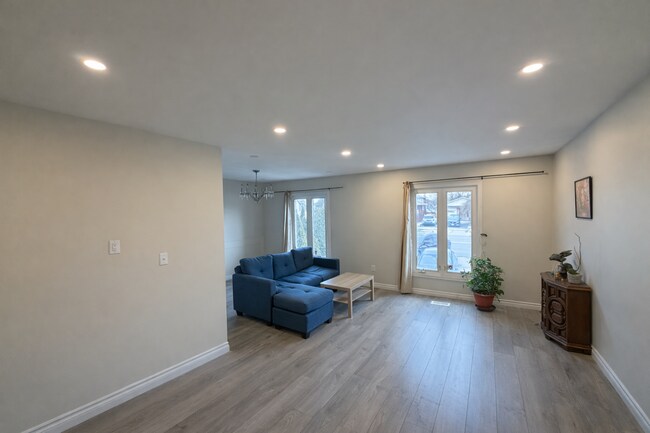 1068 Upper Sherman Ave in Hamilton, ON - Building Photo - Building Photo