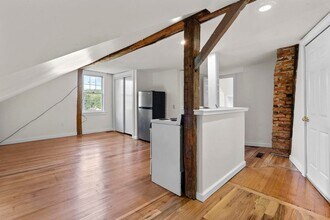 22 Winthrop St, Unit 5 in Tariffville, CT - Building Photo - Building Photo