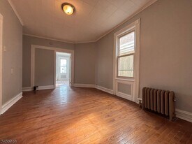 144 E Jersey St in Elizabeth, NJ - Building Photo