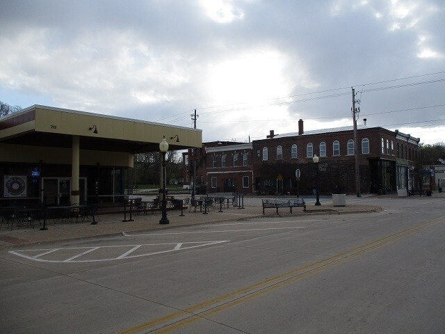 221 N 8th St in Burlington, IA - Building Photo - Building Photo