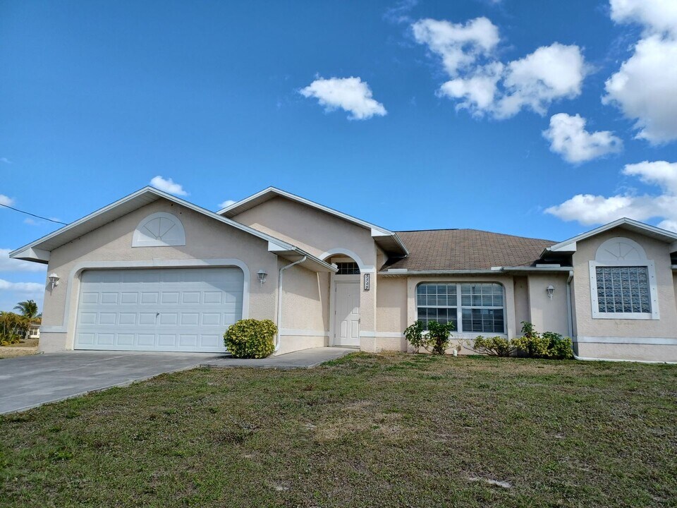 3303 SW 8th Ct in Cape Coral, FL - Building Photo