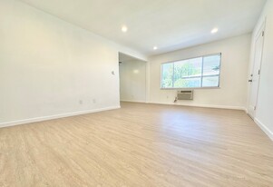 10707 Landale St Apartamentos