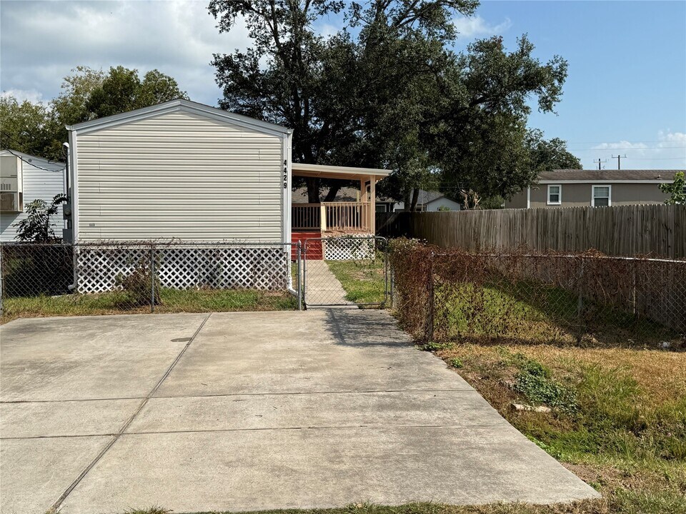 4429 16th St in Bacliff, TX - Building Photo
