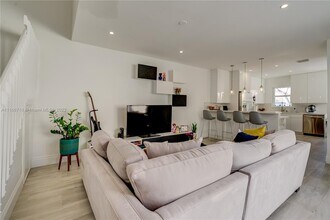 1529 Yellowheart Way in Hollywood, FL - Foto de edificio - Building Photo