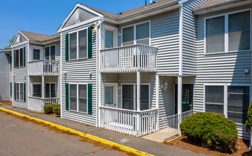 Pine Meadows Townhomes in Plantsville, CT - Foto de edificio - Building Photo