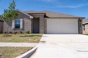 10305 NW 28th St in Yukon, OK - Building Photo