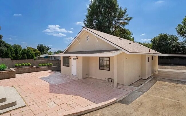 10824 Foothill Blvd in Sylmar, CA - Building Photo - Building Photo