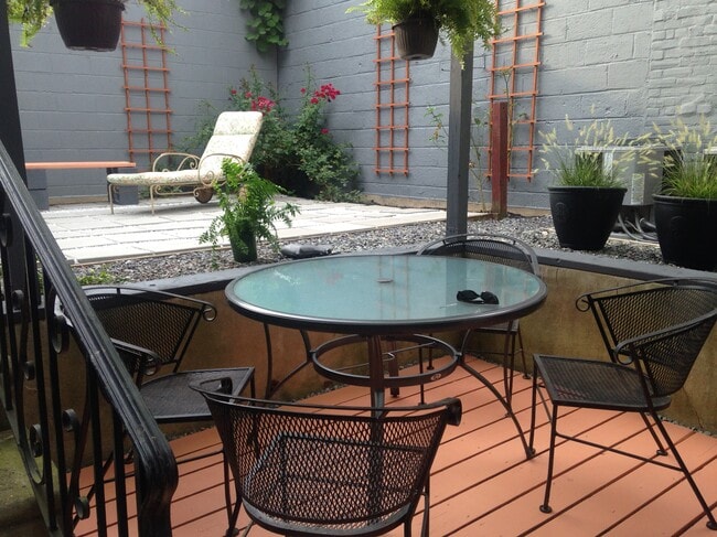 43 W Maplewood Mall, Unit 1 in Philadelphia, PA - Building Photo - Building Photo