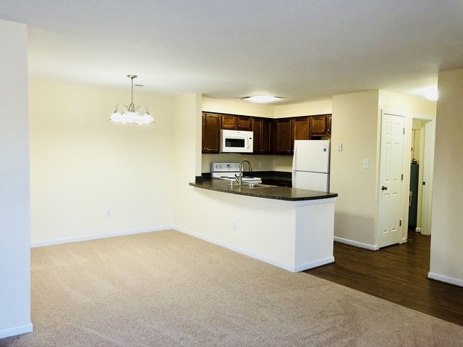 Oaks of Woodlawn in Alexandria, VA - Building Photo - Building Photo