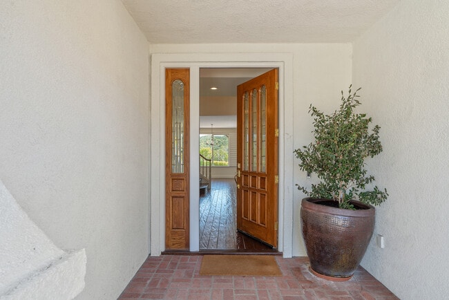 674 Via de Tierra in Thousand Oaks, CA - Foto de edificio - Building Photo