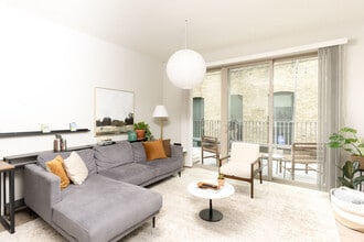 211 W Mineral St in Milwaukee, WI - Foto de edificio - Building Photo