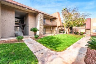 5121 River Glen Dr in Las Vegas, NV - Building Photo