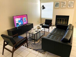 925 Peggotty Pl in Austin, TX - Foto de edificio - Building Photo