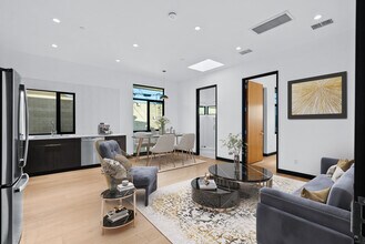 922 W Clark Ave, Unit 201 in Burbank, CA - Building Photo - Building Photo