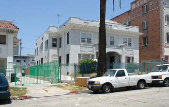 2823-2831 Leeward Ave in Los Angeles, CA - Building Photo - Building Photo