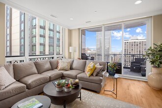 10 E Delaware Pl in Chicago, IL - Building Photo - Building Photo