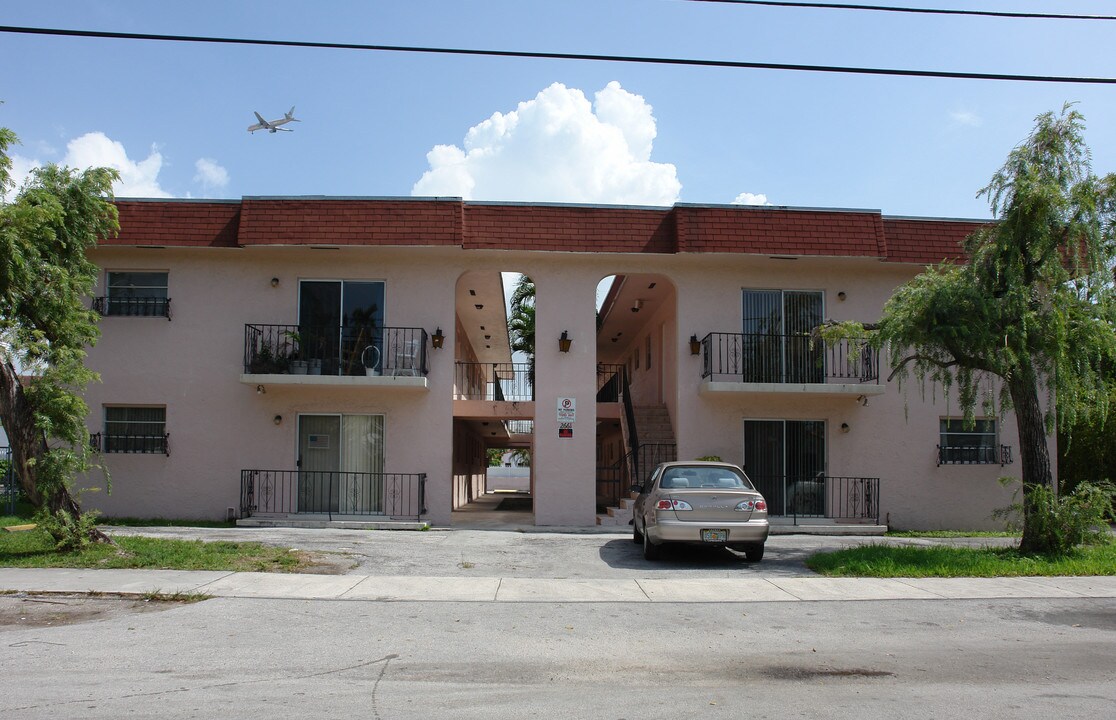 2661 SW 11th St in Miami, FL - Foto de edificio