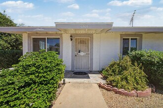 10606 W Oakmont Dr in Sun City, AZ - Foto de edificio - Building Photo