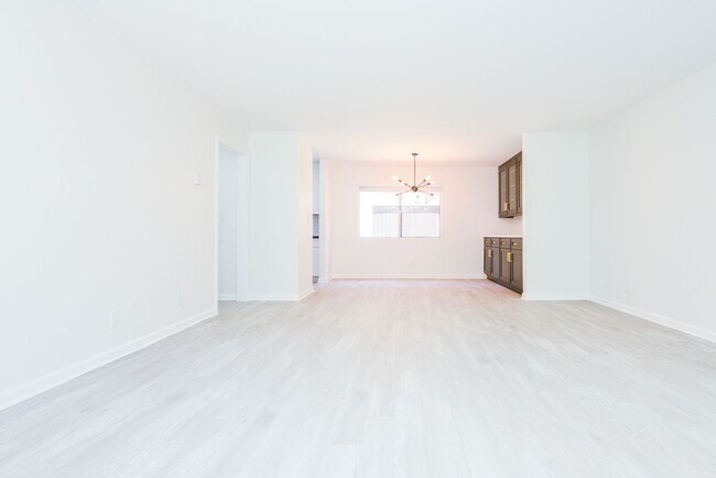 2602 Carnegie Ln-Unit -Unit 203 in Redondo Beach, CA - Building Photo - Building Photo