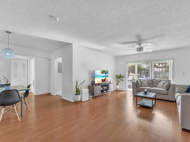 2710 Riverside Dr in Coral Springs, FL - Building Photo - Building Photo