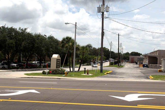 J. L. Young Garden Apartments in Tampa, FL - Foto de edificio - Building Photo