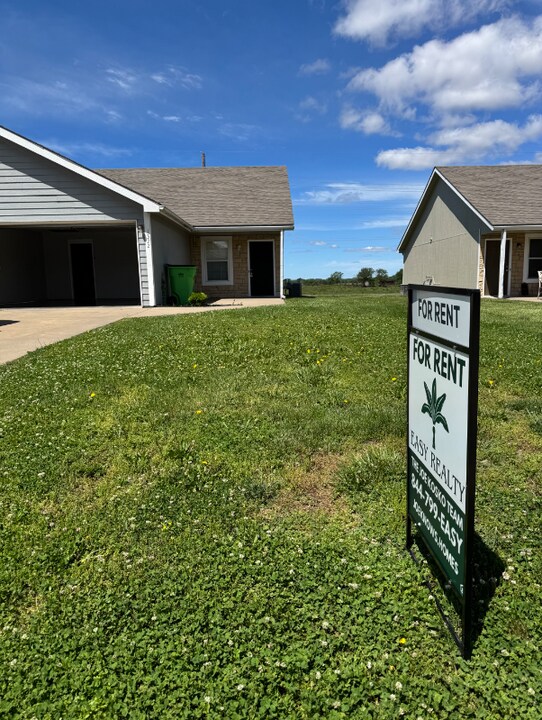 1322 Dogwood St in Ottawa, KS - Building Photo
