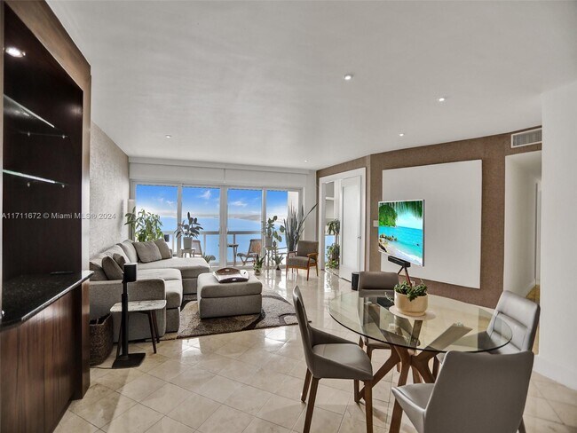 2451 Brickell Ave, Unit 11 in Miami, FL - Foto de edificio - Building Photo