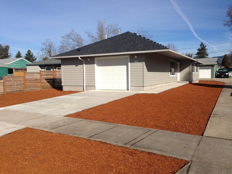 1710 H St in Springfield, OR - Building Photo