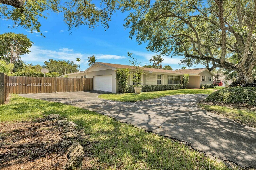 8261 SW 165th Terrace in Palmetto Bay, FL - Building Photo