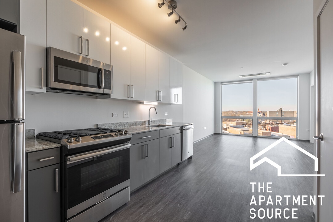 2340 N California Ave, Unit 220 in Chicago, IL - Building Photo