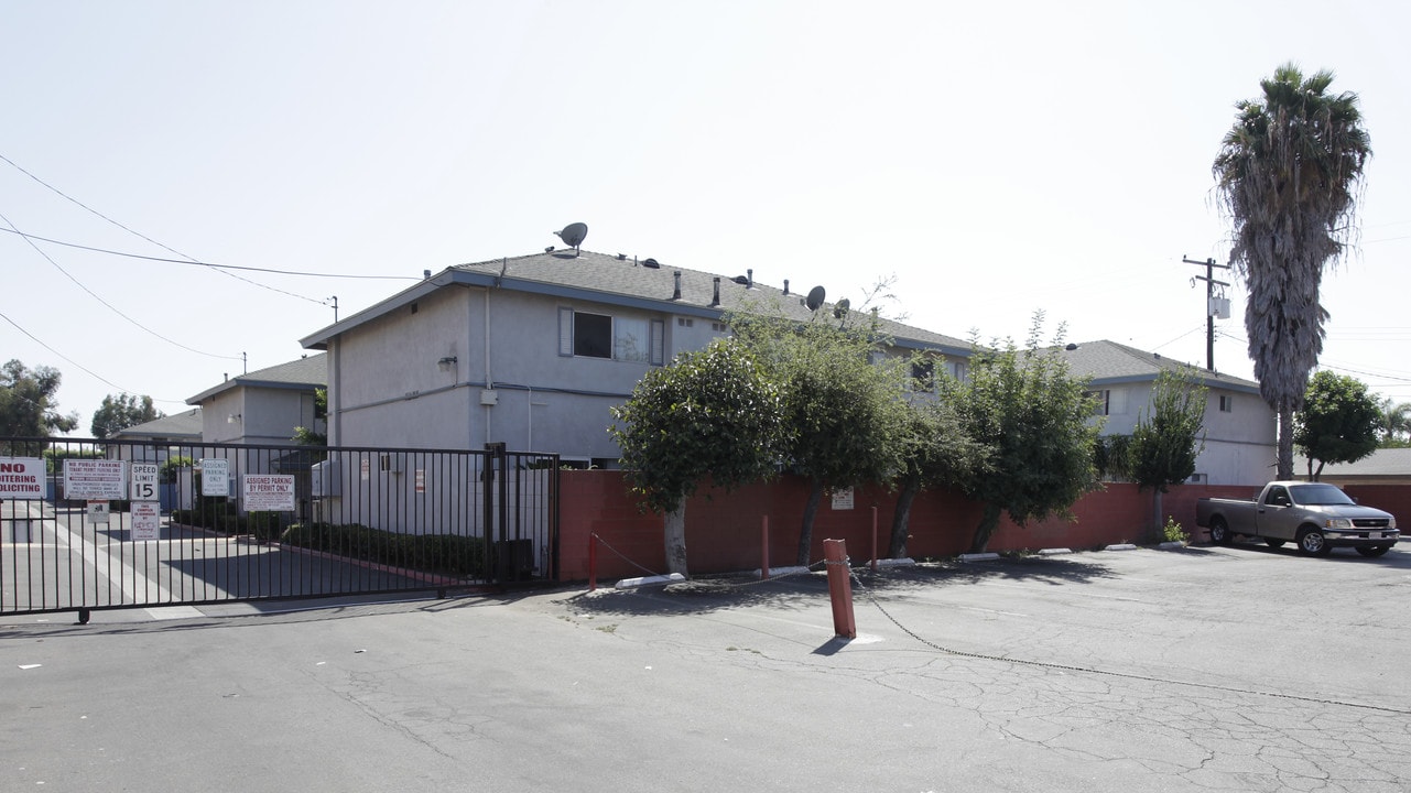 Villa Garden Apartments in Anaheim, CA - Building Photo