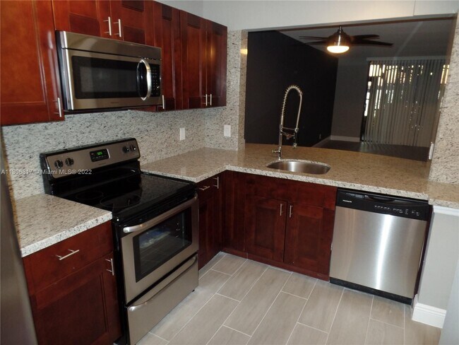 109 Lake Emerald Dr-Unit -108 in Oakland Park, FL - Building Photo - Building Photo