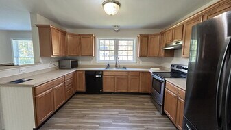 16 Nickalicia Way in Sanford, ME - Building Photo