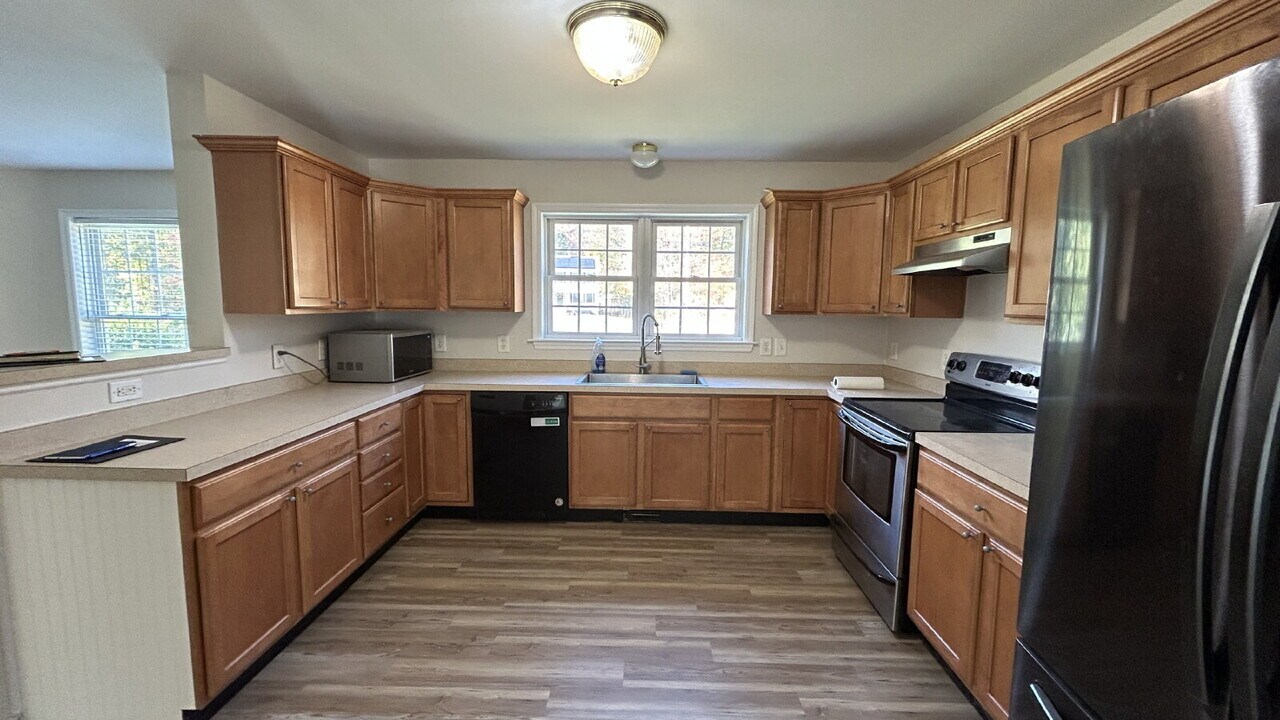 16 Nickalicia Way in Sanford, ME - Building Photo
