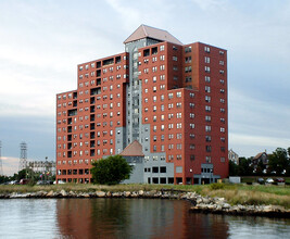 Point Gloria Condominiums in Fall River, MA - Foto de edificio - Building Photo