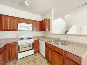 10443 Gold Shadow Ave in Las Vegas, NV - Foto de edificio - Building Photo