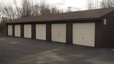 Pioneer Road Apartments in Crest Hill, IL - Foto de edificio - Building Photo