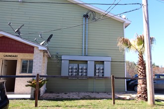 Park View Apartments in Devine, TX - Building Photo - Building Photo