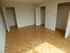 33 Pond Ave, Unit 817 in Brookline, MA - Foto de edificio - Building Photo